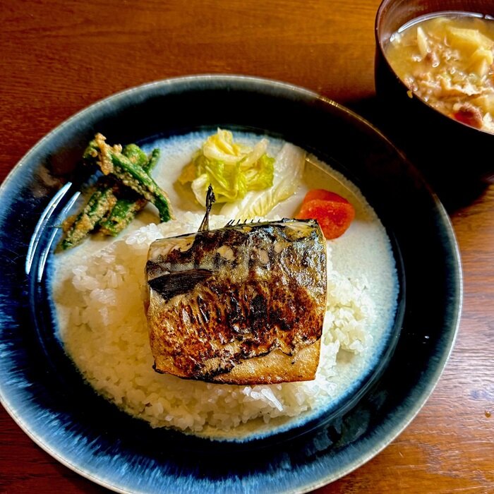 塩サバと豚汁定食.jpg