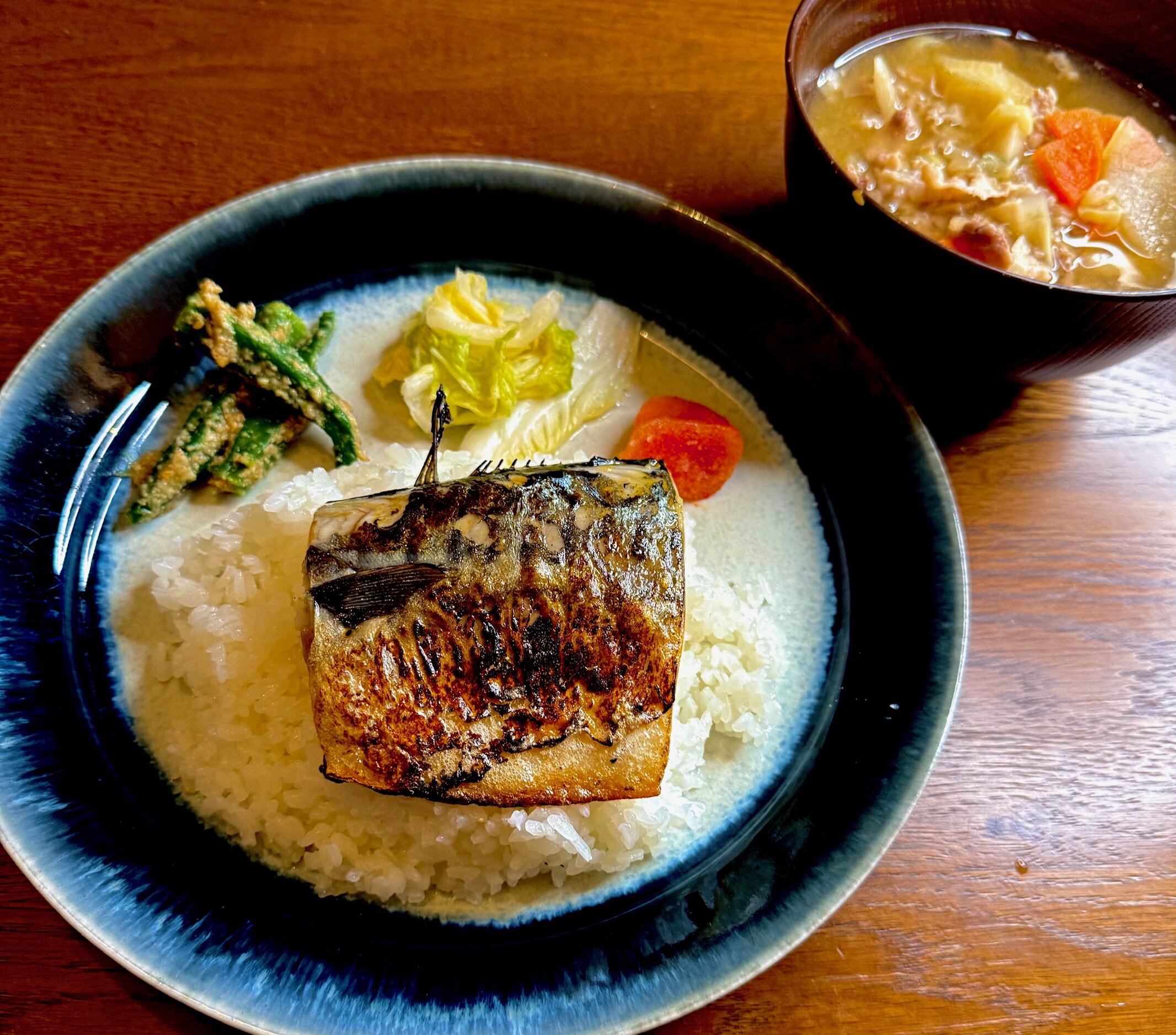 塩サバと豚汁定食.jpg