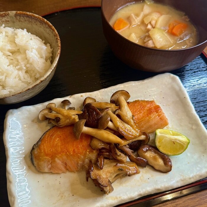 シャケとキノコのバター醤油すだち添え.jpg